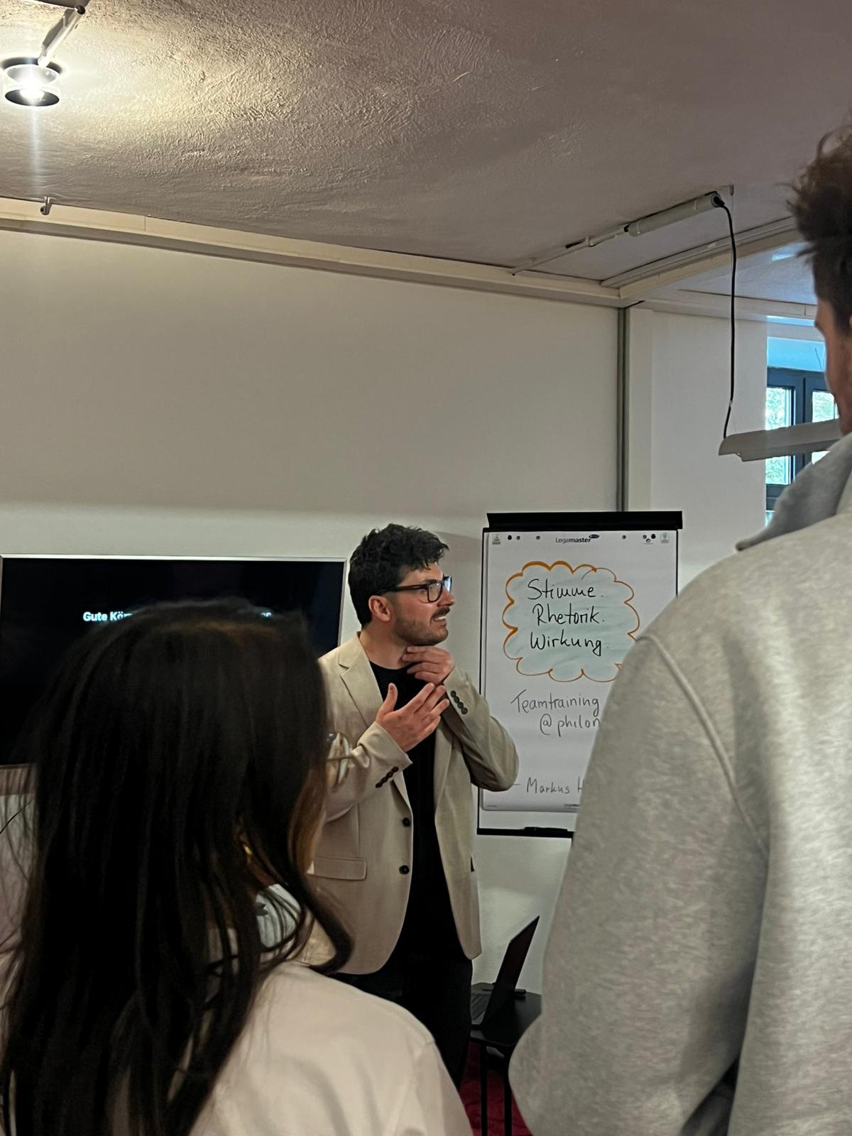 Markus Heldmann beim Teamtraining vor einem Flipchart mit Stimme, Rhetorik, Wirkung